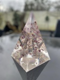 piramide gemaakt 22 cm hoog met met bloemetje gemaakt van rocailles kraaltjes